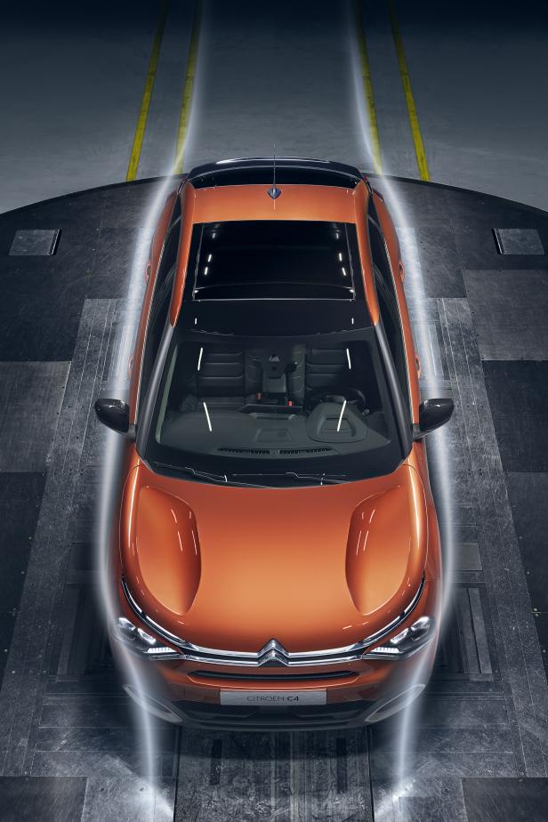 Ein orangefarbener Citroën C4 von oben in einem Windkanal.