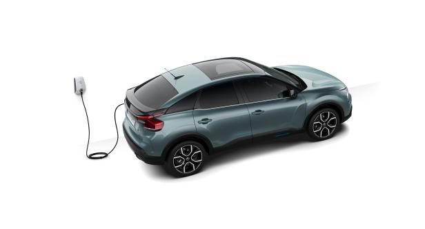 Ein graublauer Citroën ë-C4 wird an einer Ladestation aufgeladen.