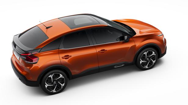 Ein orangefarbener Citroën C4 mit schwarzem Dach und Panoramaglasdach von oben fotografiert.