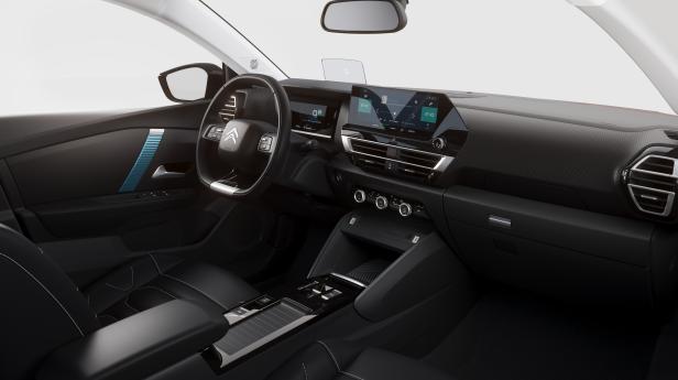 Innenansicht des Cockpits eines modernen Autos mit schwarzem Interieur.