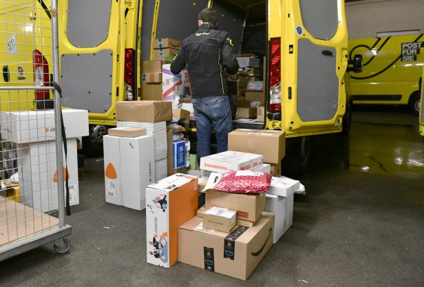 ++THEMENBILD ++ POST AG: WEIHNACHTSPOST PAKETZENTRUM