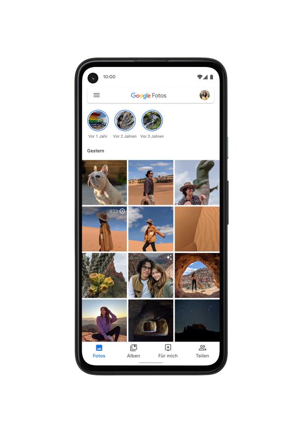 Ein Smartphone zeigt die Google Fotos App mit verschiedenen Fotos in der Übersicht.