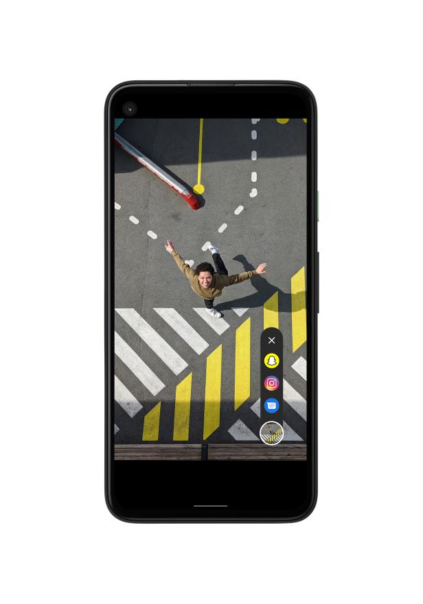 Ein Mann steht auf einem farbenfrohen Platz und streckt die Arme aus.