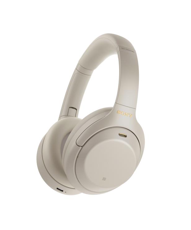 Ein beiger Sony WH-1000XM4 Kopfhörer vor einem weißen Hintergrund.