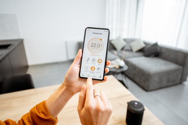 Controlling heating with a smart phone at home