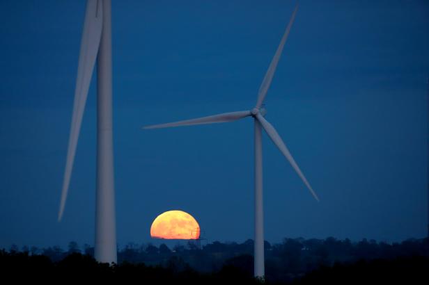 "Super Flower Moon" rises over Lilbourne
