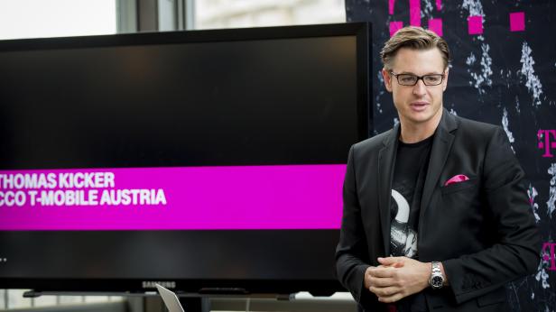 Thomas Kicker, T-Mobile Austria CCO zeigt sich vor allem vom Ultra-Energiesparmodus des Samsung Galaxy S5 begeistert