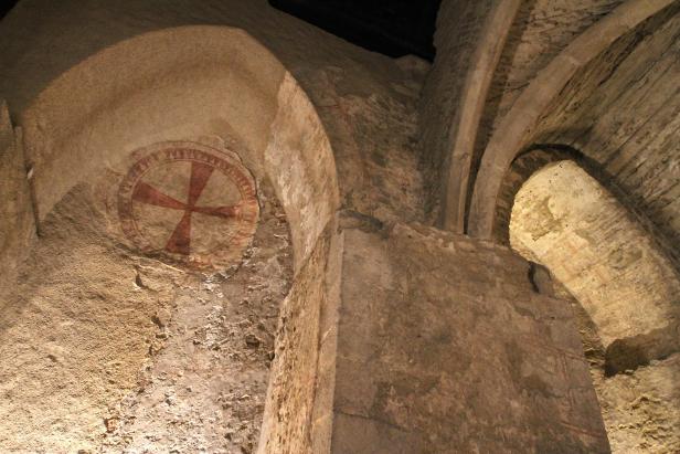 Gewölbe der Virgilkapelle mit Zeichnung eines roten Kreuzes