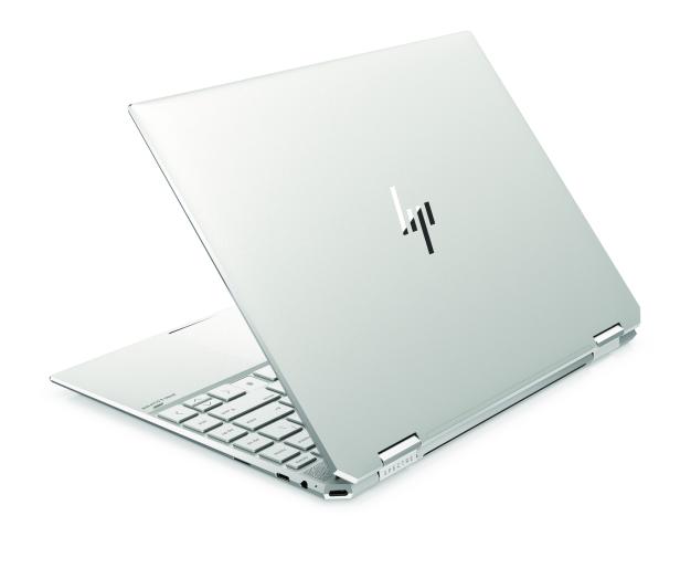 Ein silberner HP Spectre Laptop, teilweise geöffnet, mit Blick auf die Tastatur und das HP-Logo.