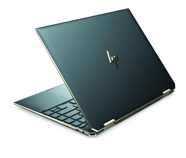 Ein geöffneter HP Spectre Laptop auf einem weißen Hintergrund.