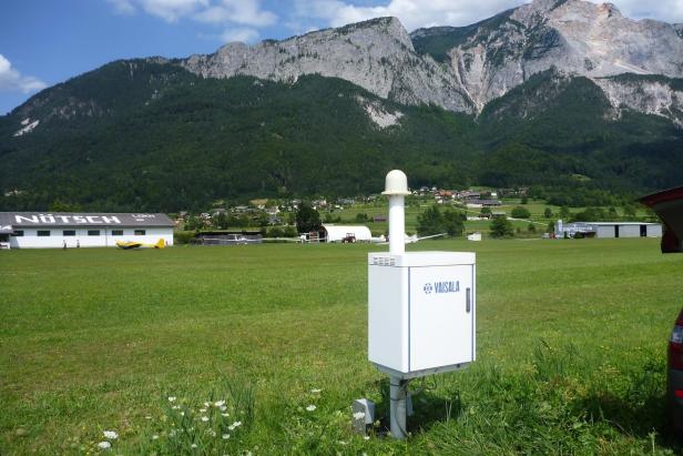 Blitzortungssensor vor Bergkulisse in Kärnten