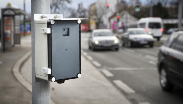 Mobility Observation Box des AIT an einer Stange neben Straße