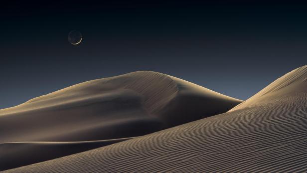 Mond über Sanddünen