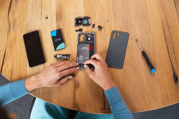 Zerlegtes Fairphone mit modularen Komponenten