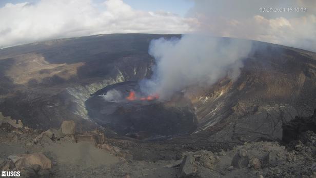 New eruption at Kilauea volcano's summit in Hawaii