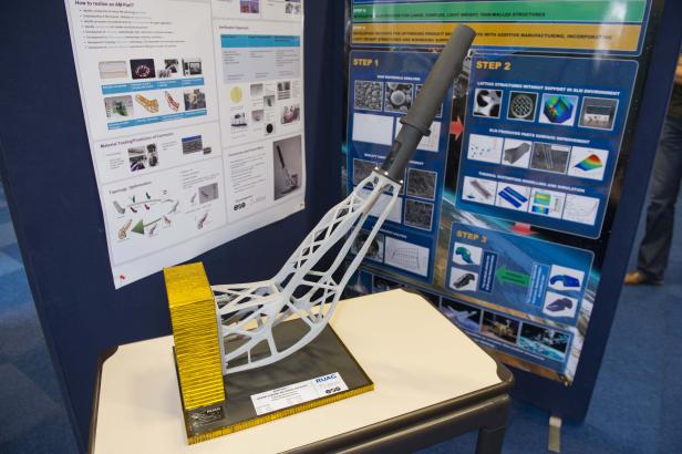 Ein mit einem 3D-Drucker hergestelltes Bauteil für einen ESA-Satelliten