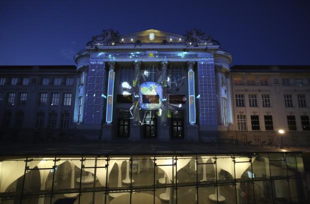 Projektion zum Thema erneuerbare Energien auf der Fassade des Technischen Museums Wien