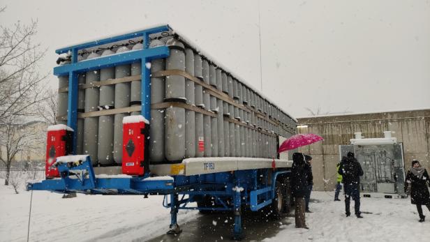 Lkw-Anhänger mit Gasflaschen voller Wasserstoff