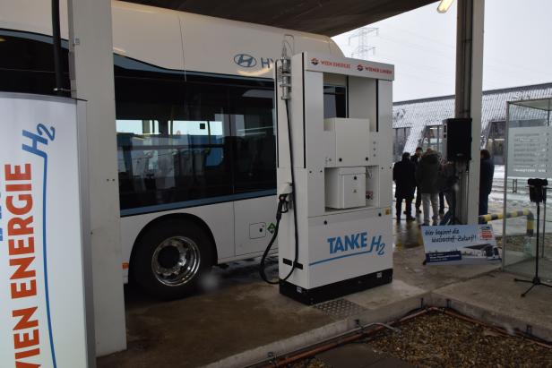 Brennstoffzellenbus an Wasserstofftankstelle in Wien Floridsdorf