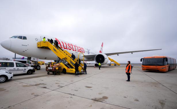 CORONA - GROSSER ANDRANG BEI IMPFAKTION IN BOEING 777 AM AIRPORT WIEN