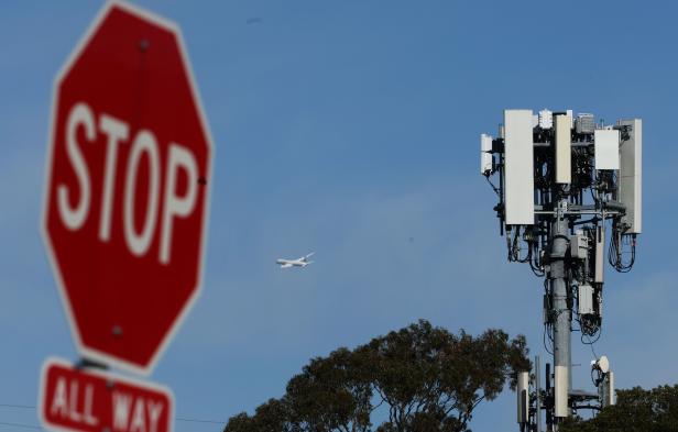 US-5G-WIRELESS-SERVICE-TO-LAUNCH-IN-U.S.-DESPITE-AVIATION-INDUST