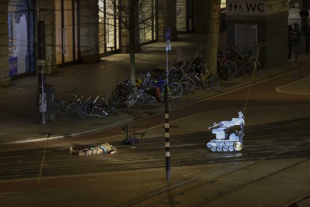 Hostage situation in Apple Store Amsterdam over