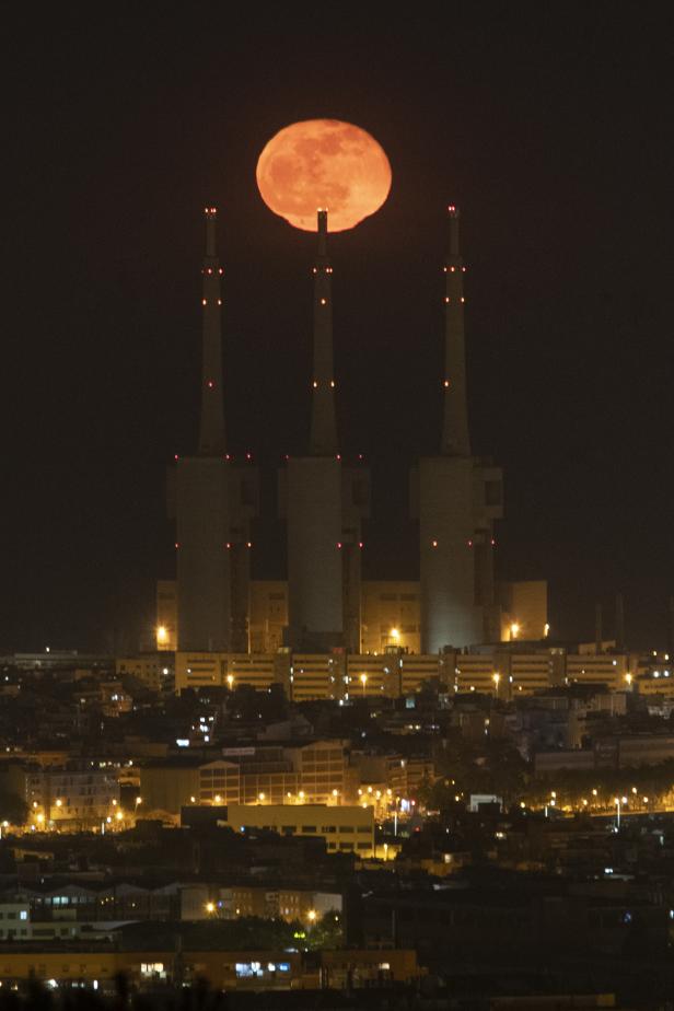 Pink Full Moon in Barcelona