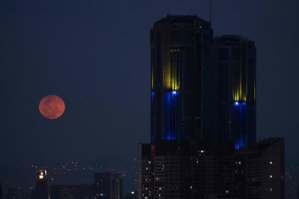 TOPSHOT-VENEZUELA-ASTRONOMY-MOON