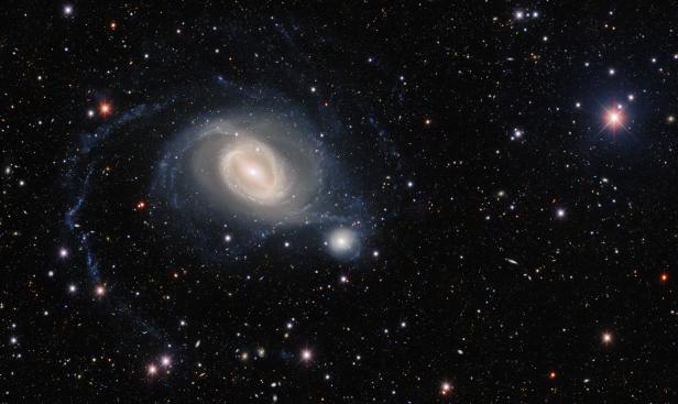 Eine Spiralgalaxie leuchtet inmitten eines Feldes von Sternen.