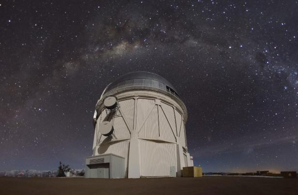 Ein Observatorium unter dem Sternenhimmel, mit der Milchstraße im Hintergrund.