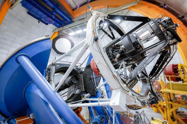 Ein großes astronomisches Teleskop in einer Observatoriumskuppel.
