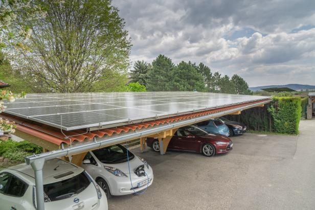 Photovoltaikmodule auf einem Carport-Dach