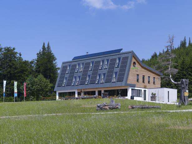 Knofeleben-Berghütte mit Photovoltaik-Modulen am Dach