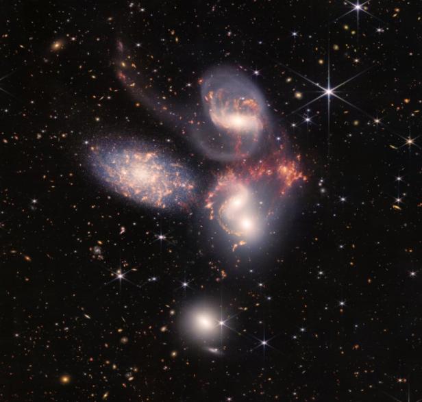 Auf Webbs Bild von Stephans Quintett sehen wir 5 Galaxien.