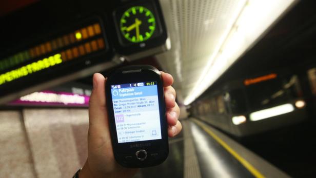 Auf dem Handy erstellt Qando die schnellste Route mit den öffentlichen Verkehrsmitteln durch Wien