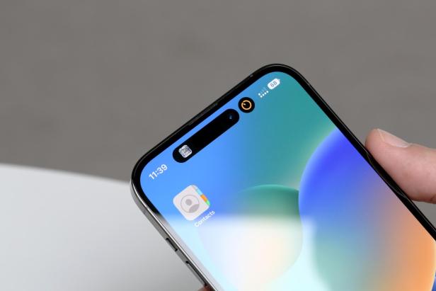 Ein iPhone mit der Dynamic Island und dem Kontaktesymbol auf dem Bildschirm.