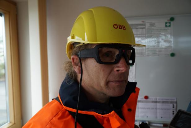 Ein ÖBB-Mitarbeiter mit einer Eyetracking-Brille.