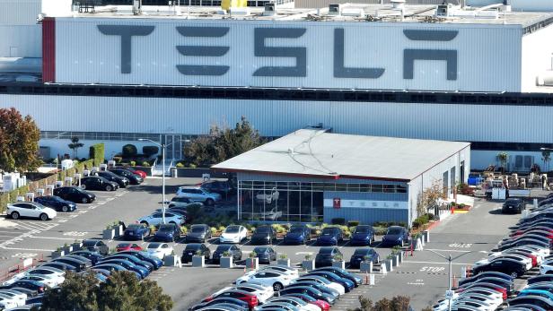 US-TESLA-REPORTS-QUARTERLY-EARNINGS