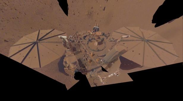 Der Lander ist nach 3 Jahren am Mars ordentlich verstaubt. 