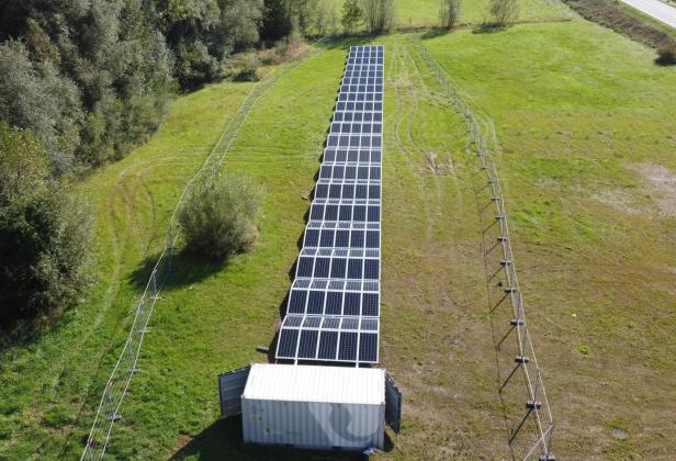 Aus dem Container werden die Photovoltaik-Module ausgefahren.