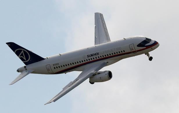 Ein Sukhoi Superjet 100 mit regulären Triebwerken im Jahr 2017