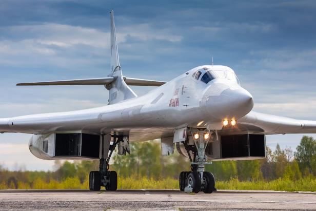 So schlägt sich Russlands nuklearer Stealth-Bomber gegen den B-2