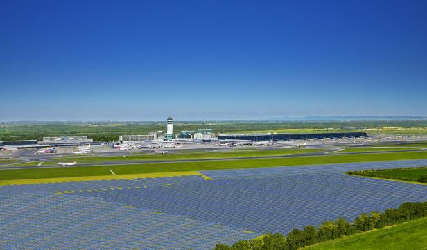 Die Photovoltaik-Anlage des Flughafens Wien erstreckt sich über ein großes Feld neben einer Landebahn