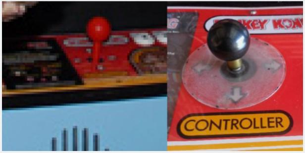 Zum Vergleich: Der vermeintlich modifizierte von Mitchell (l.) versus der originale Joystick (r.).