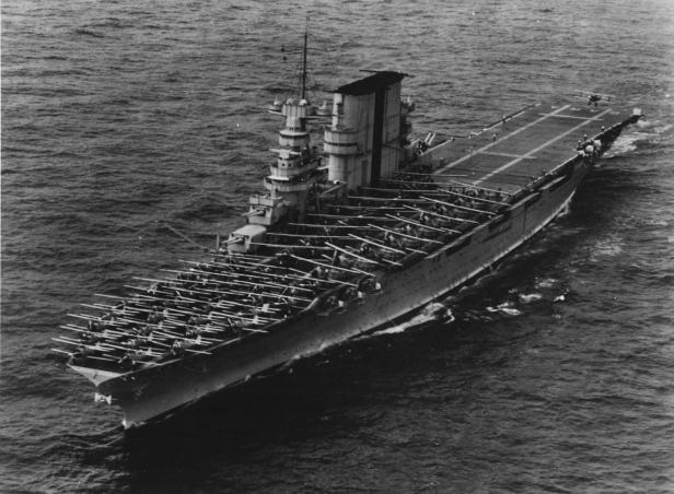 uss_saratoga_cv-3_landing_planes_on_6_june_1935_80-g-651292.jpg