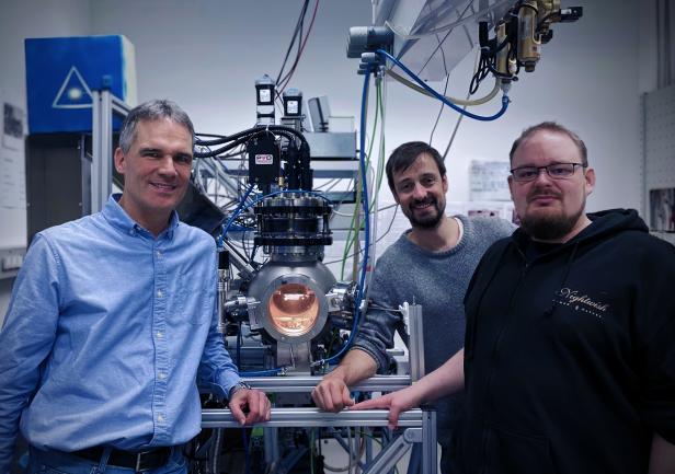 Jürgen Fleig, Tobias Huber und Alexander Schmid mit ihrer Batterie.