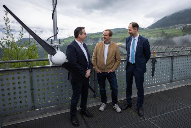 Windkraftwerk auf der Europabrücke der Brennerautobahn