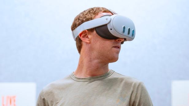 Mark Zuckerberg mit der neuen "Quest 3". Mark Zuckerberg mit der neuen "Quest 3".