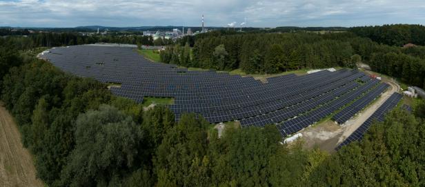 Oberösterreichs größte Freiflächen-PV-Anlage, gleich neben dem Werk von Lenzing