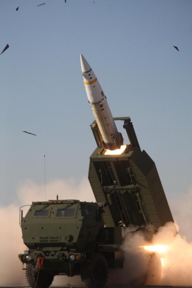 HiMARS startet eine ATACMS